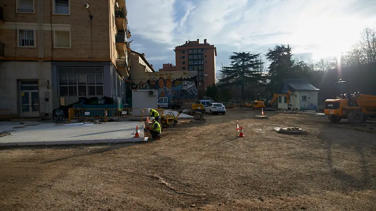 La Comisión y Gerencia de Urbanismo del Ayuntamiento visitan las obras de urbanización del nuevo parque que se está creando en el solar del antiguo patinódromo de San Jorge. MIGUEL OSÉS