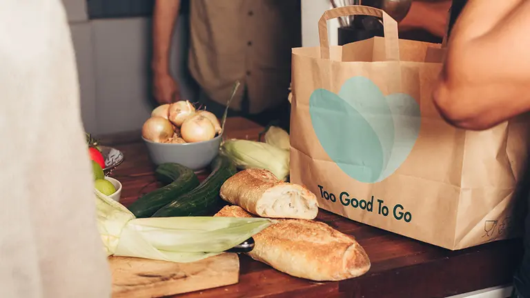 Un establecimiento prepara una bolsa de Too Good To Go con los excedentes que no ha podido vender en su negocio. CEDIDA