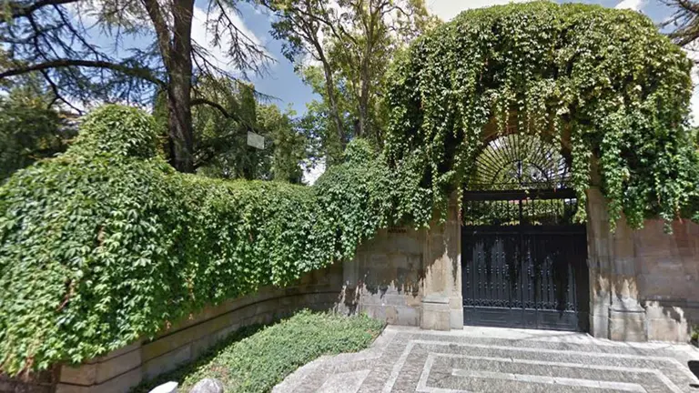 Puerta barroca del antiguo Ayuntamiento de Pamplona ubicada en Villa Adriana, en Beloso Alto. ARCHIVO