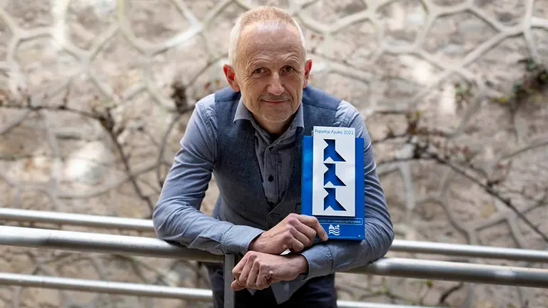 David Campión, presidente de la Mancomunidad de la Comarca de Pamplona, con el premio de ASPAPEL a la excelencia por la gestión de la recogida de papel y cartón. MCP