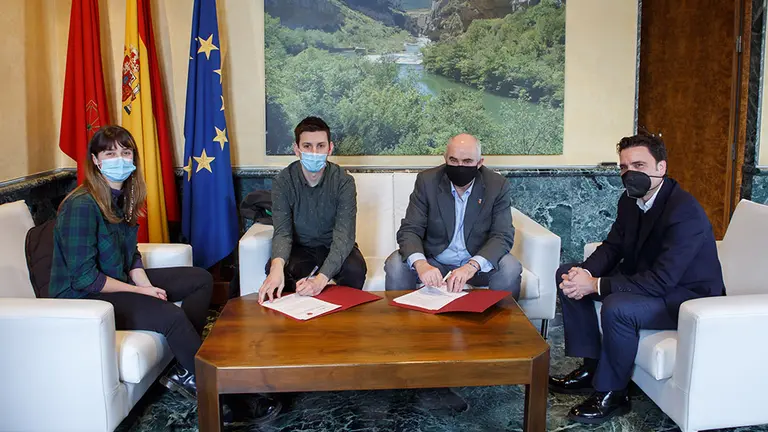 Momento de la firma del convenio, de izqda. a dcha: la técnica del Ayuntamiento de Lesaka, Garazi Conde, técnica del Ayuntamiento de Lesaka; el alcalde de Lesaka, Ladis Satrustegi, alcalde de Lesaka; el consejero José María Aierdi; y el gerente de Nasuvinsa, Alberto Bayona. GOBIERNO DE NAVARRA