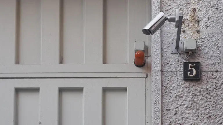 Una cámara de seguridad vigila la puerta de entrada de una vivienda. ARCHIVO