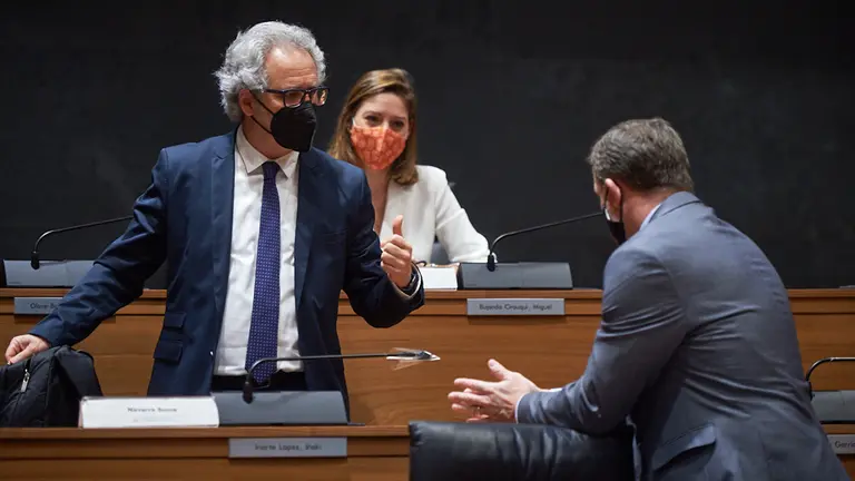 Perez Nievas (i) habla con Javier Esparza (d) durante el pleno en el parlamento de Navarra. MIGUEL OS&Eacute;S