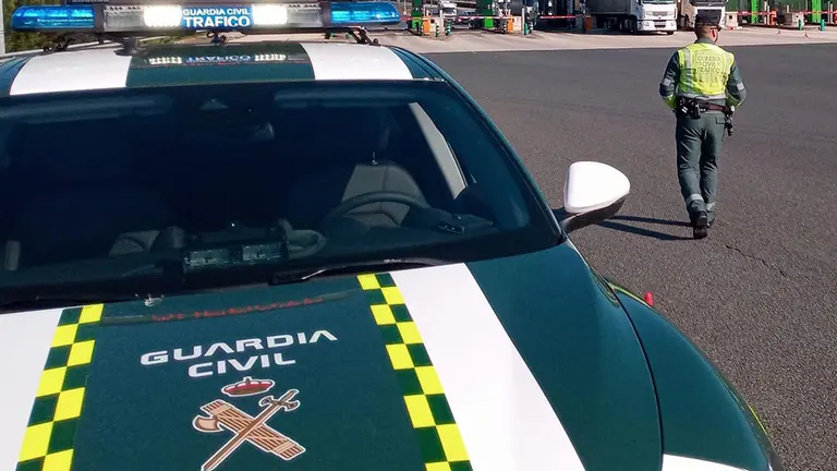 Foto de archivo de una patrulla de tráfico de la Guardia Civil - GUARDIA CIVIL