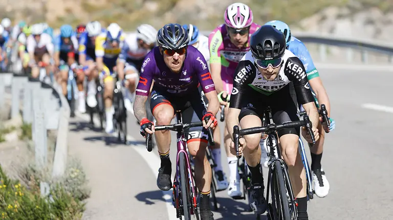 La cabeza del pelotón en una carrera ciclista. @EqKernPharma