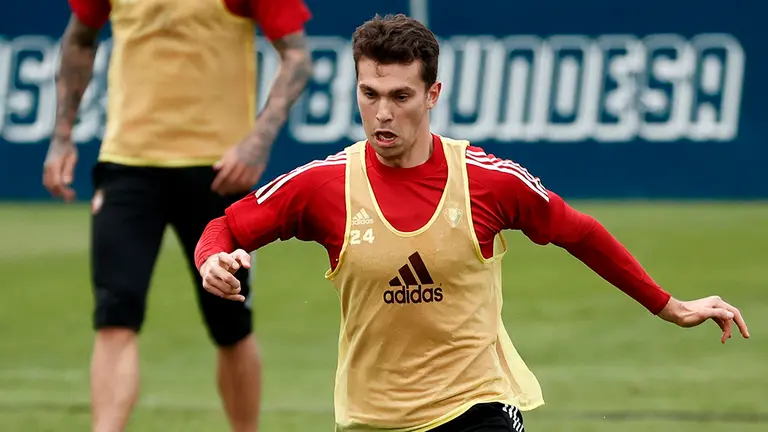 El jugador de Osasuna Lucas Torró durante el entrenamiento que realizó ayer con el resto del equipo en las instalaciones de Tajonar.Torro, en una entrevista con EFE asegura que cada vez se siente “mejor” tras olvidar sus lesiones, recuperando así su mejor nivel en las últimas jornadas en las que su equipo ha dejado atrás la mala dinámica que arrastró durante varias semanas. Osasuna ha ganado tres de los últimos cuatro encuentros ligueros, una “muy buena tendencia”, a la que acompaña la “gran” sensación de “estar compitiendo todos los partidos. Ahora nos está acompañando esa pizca de suerte” ha manifestado. EFE/ Jesús Diges