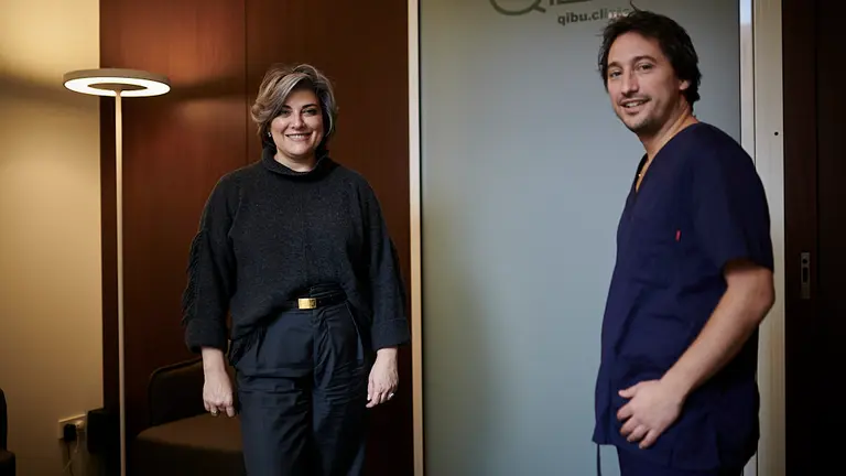 David Nagore director médico de Qibu Clinic junto a Irene Puyada, gerente del grupo. PABLO LASAOSA