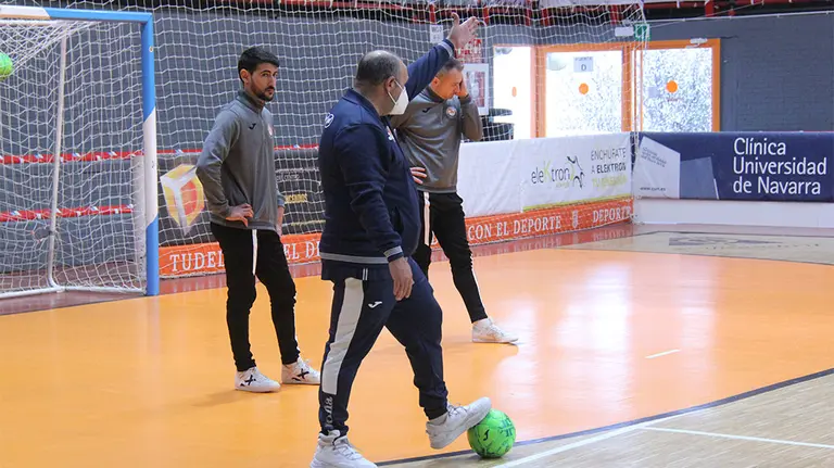 José Lucas Mena 'Pato' con el balón dirigiéndose a sus jugadores en el polideportivo Ciudad de Tudela. Cedida.