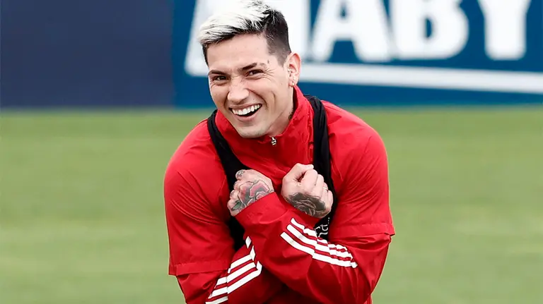 El delantero argentino de Osasuna Luis Ezequiel "Chimy" Ávila bromea en el terreno de juego de las instalaciones de Tajonar, donde el equipo rojillo prepara el enfrentamiento que tendrán el próximo lunes frente al Sevilla. El "Chimy" Avila, entrena ya con el grupo tras la lesión sufrida en pretemporada donde se rompió el ligamento cruzado anterior de la rodilla meses después de tener la misma lesión en la rodilla izquierda.  EFE/ Jesús Diges