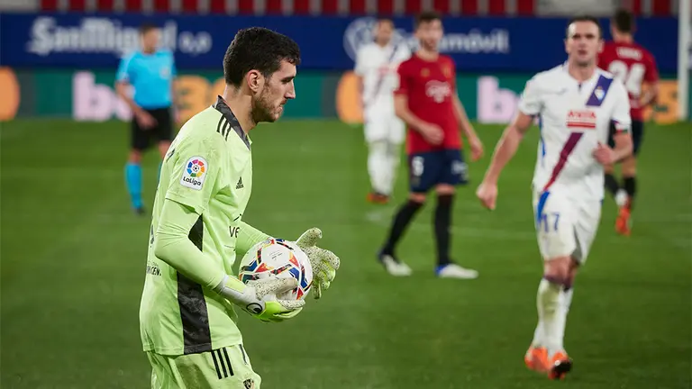 El portero Sergio Herrera sostiene el balón ante el Eibar en Pamplona. Europa Press.