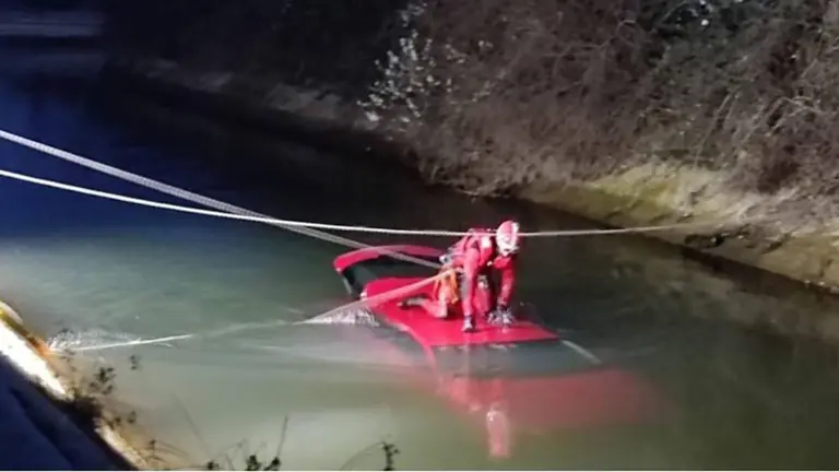 Los bomberos han tratado de rescatar a ambas personas.