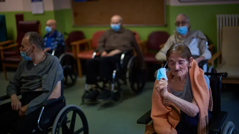 La residencia de ancianos de Amavir Betelu vacuna a sus residentes con la segunda dosis del coronavirus para conseguir la inmunidad al virus. MIGUEL OSÉS