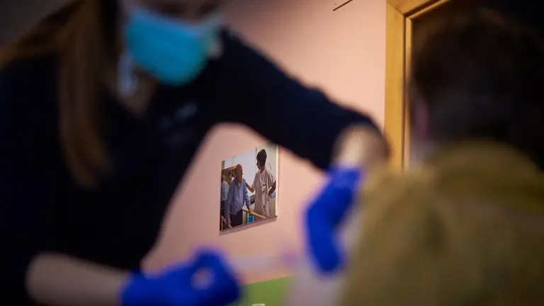 La residencia de ancianos de Amavir Betelu vacuna a sus residentes con la segunda dosis del coronavirus para conseguir la inmunidad al virus. MIGUEL OSÉS