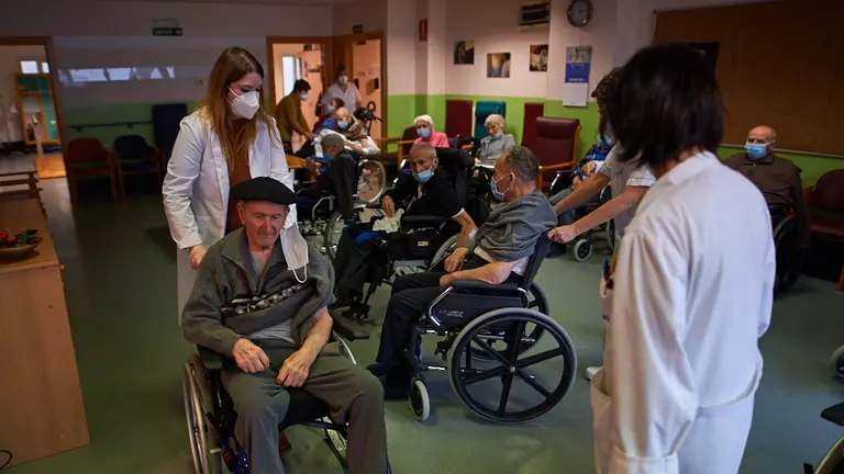 La residencia de ancianos de Amavir Betelu vacuna a sus residentes con la segunda dosis del coronavirus para conseguir la inmunidad al virus. MIGUEL OSÉS