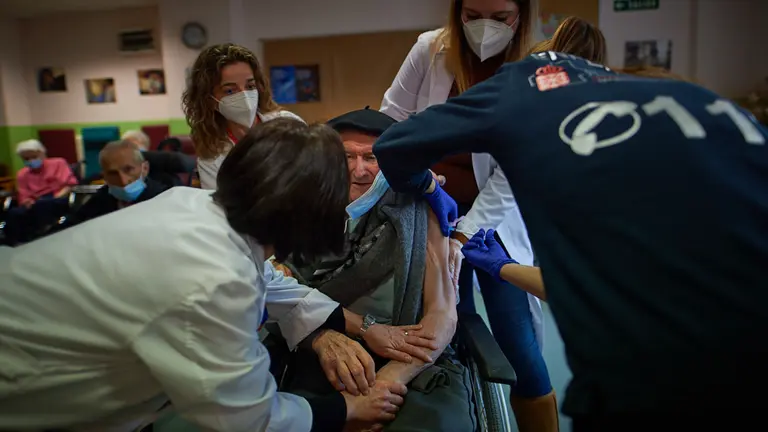 La residencia de ancianos de Amavir Betelu vacuna a sus residentes con la segunda dosis del coronavirus para conseguir la inmunidad al virus. MIGUEL OSÉS