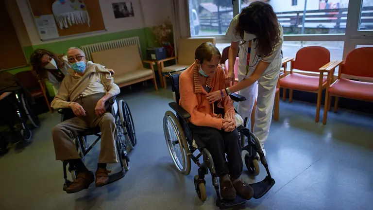 La residencia de ancianos de Amavir Betelu vacuna a sus residentes con la segunda dosis del coronavirus para conseguir la inmunidad al virus. MIGUEL OSÉS