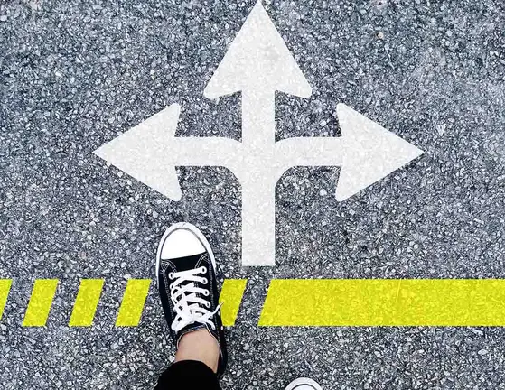 Una persona decide qué dirección tomar.