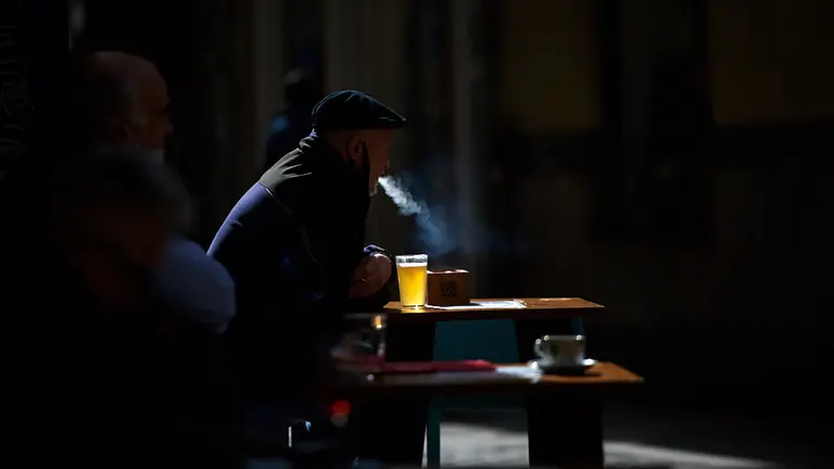 Un hombre sentado en una terraza durante la tercera ola del coronavirus en Pamplona. MIGUEL OSÉS