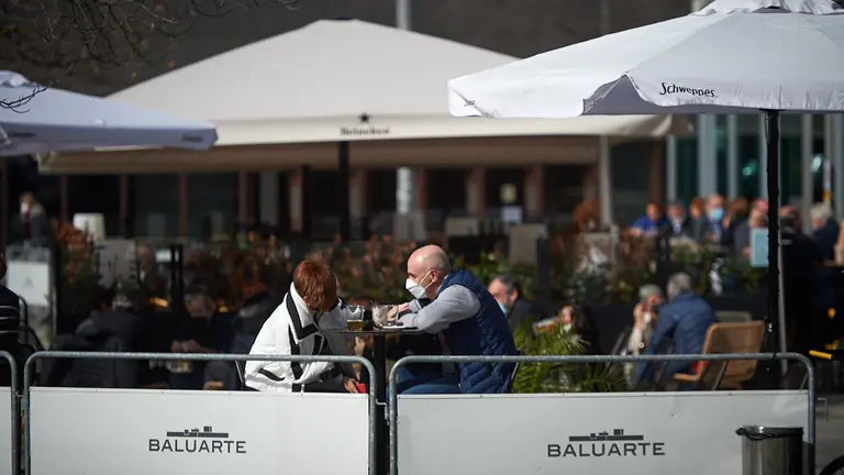 Una pareja sentada en una terraza al sol durante la tercera ola del coronavirus en Pamplona. MIGUEL OSÉS