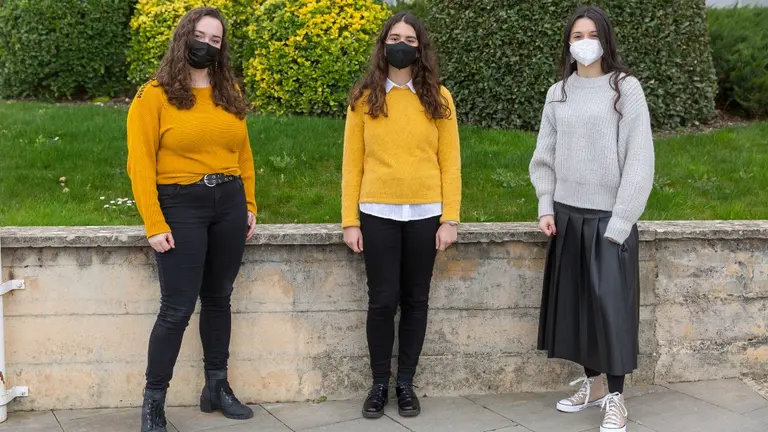 Ganadoras de la Olimpiada navarra de Biología. De izquierda a derecha, Ruth Rada, del IES Ribera del Arga de Peralta (segundo puesto), Patricia Castrillo, del Liceo de Monjardín (primero) y María Garde, del IES Padre Moret Irubide (tercer puesto). UNAV