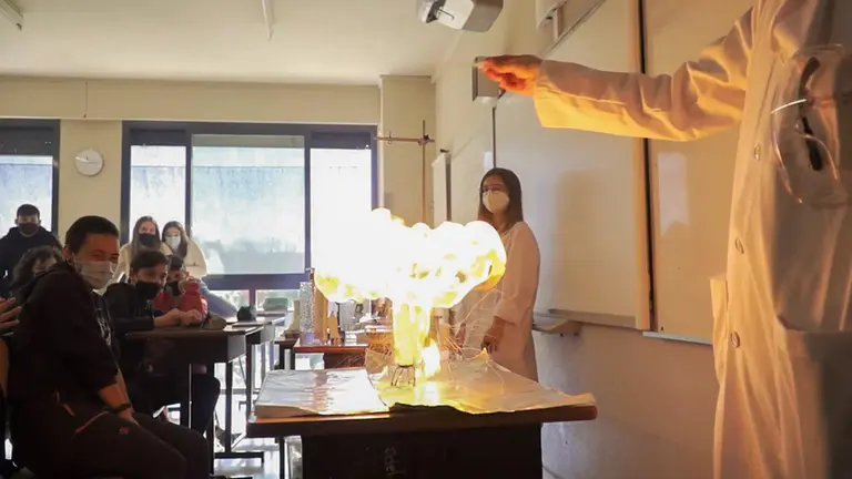 Estudiantes de la Ikastola Paz de Ziganda durante la experimentación con "La maleta periódica". UNIVERSIDAD DE NAVARRA