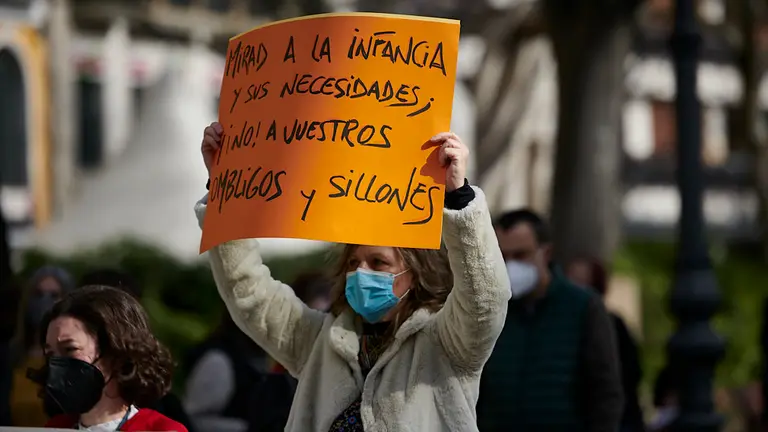 La Plataforma 0-3 de Navarra se concentra frente al Parlamento para pedir la gratuidad de este ciclo. PABLO LASAOSA