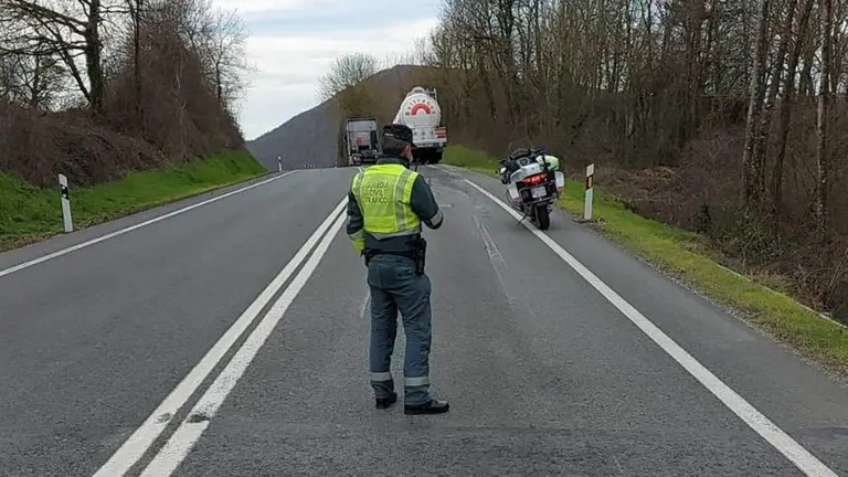 Un camión articulado pierde su cisterna en la N-121-A, en Lanz. GUARDIA CIVIL