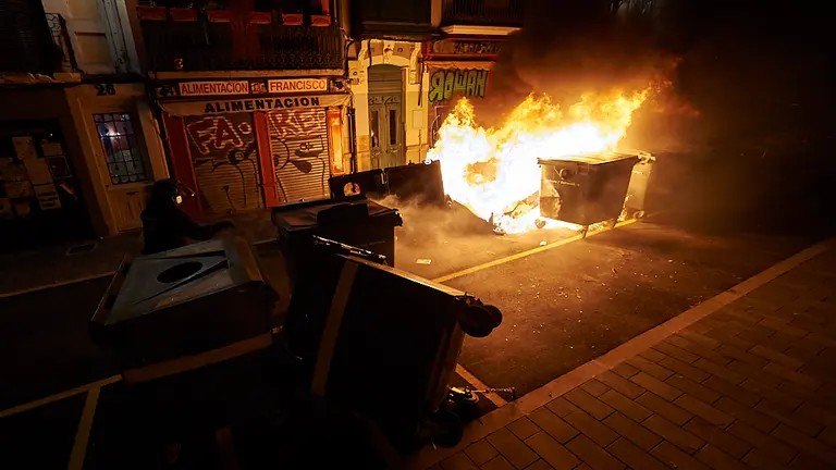 Grupos de personas se manifiestan y provocan disturbios en Pamplona por la detención del rapero Pablo Hasel. PABLO LASAOSA