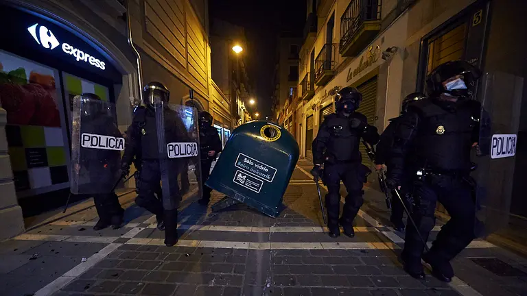 Grupos de personas se manifiestan y provocan disturbios en Pamplona por la detención del rapero Pablo Hasel. PABLO LASAOSA