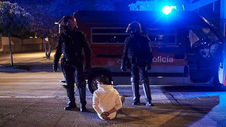 Grupos de personas se manifiestan y provocan disturbios en Pamplona por la detención del rapero Pablo Hasel. PABLO LASAOSA