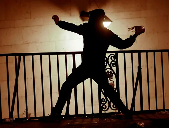 La Policía Nacional ha cargado en Pamplona contra participantes de una manifestación para pedir la liberación del rapero Pablo Hasel. La manifestación, en la que según la Delegación del Gobierno han participado unas 800 personas, ha sido convocada por Gazte Koordinadora Sozialista y ha partido a las 20:00 horas de la plaza de Recoletas de Pamplona precedida con una pancarta con el lema "Pablo Hasel Askatu" (Libertad para Pablo Hasel).  EFE/ Jesús Diges