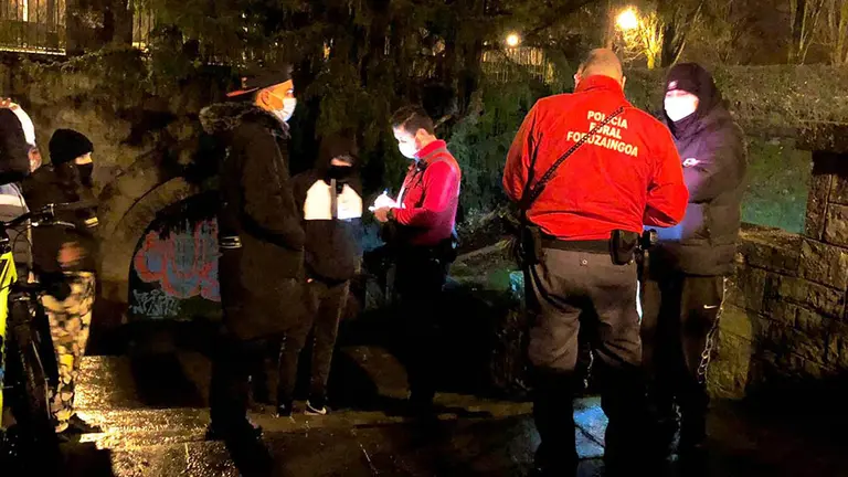 La Policía Foral interviene en un botellón en Pamplona.