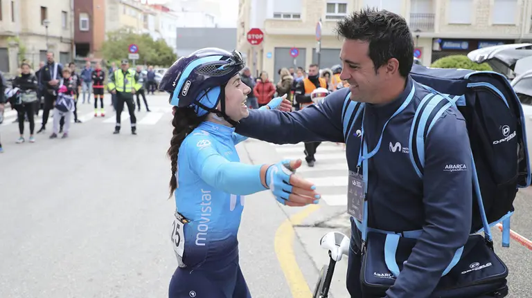Garikoitz Baños saluda a Lourdes Oyarbide del equipo femenino de Movistar Team. Cedida.