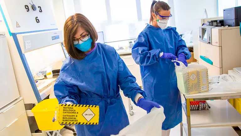 Dos especialistas de laboratorio trabajan con las muestras de un centro de salud para su análisis. EFE/David Aguilar/Archivo