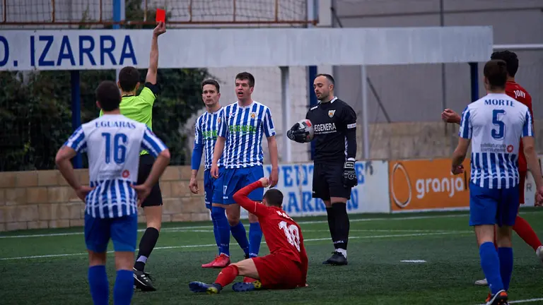 Partido entre Izarra y Osasuna Promesas jugado en el campo de Merkatondoa de Estella. MIGUEL OSÉS