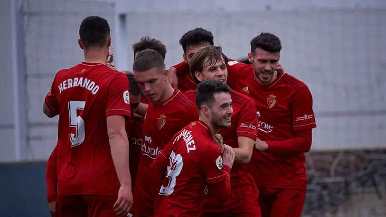 Partido entre Izarra y Osasuna Promesas jugado en el campo de Merkatondoa de Estella. MIGUEL OSÉS