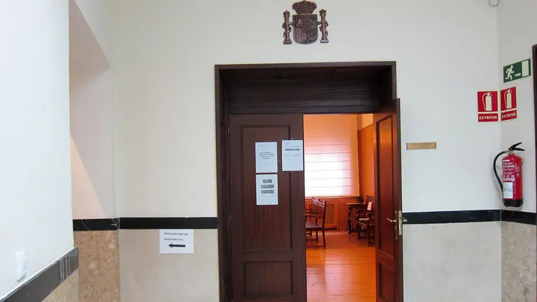 Puerta de unos juzgados. EUROPA PRESS