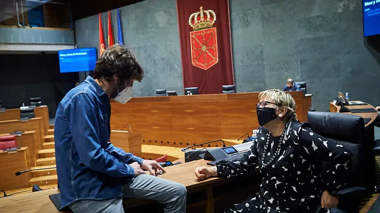 Mikel Buil(i) de Podemos habla con Marisa de Simón, de Izquierda Ezkerra. PABLO LASAOSA