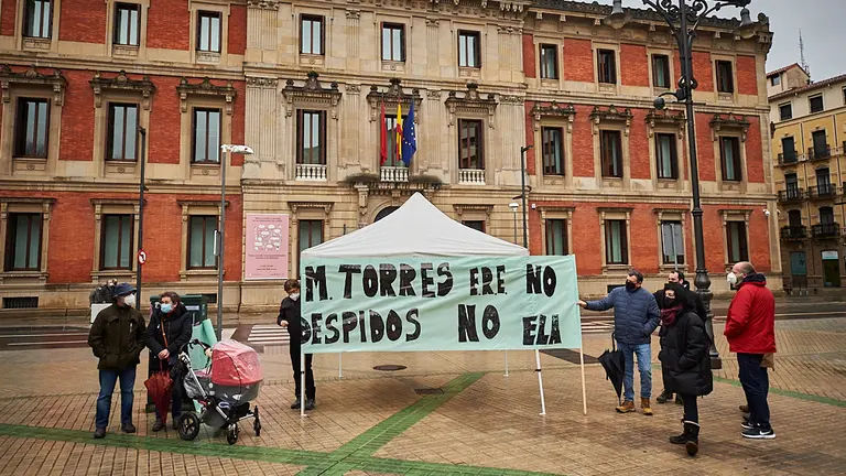 Concentración de trabajadores de MTorres, convocada por ELA, en contra del ERE presentado en la empresa. PABLO LASAOSA