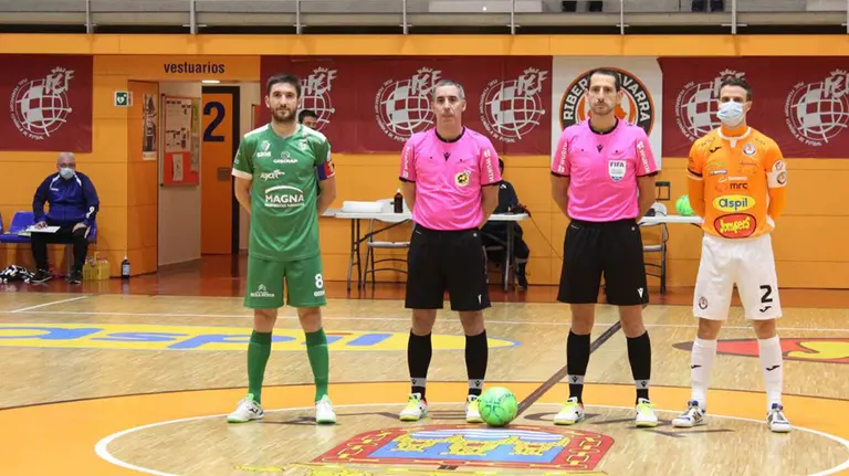 Los dos capitanes del Xota y del Ribera con el árbutro en Tudela cedida