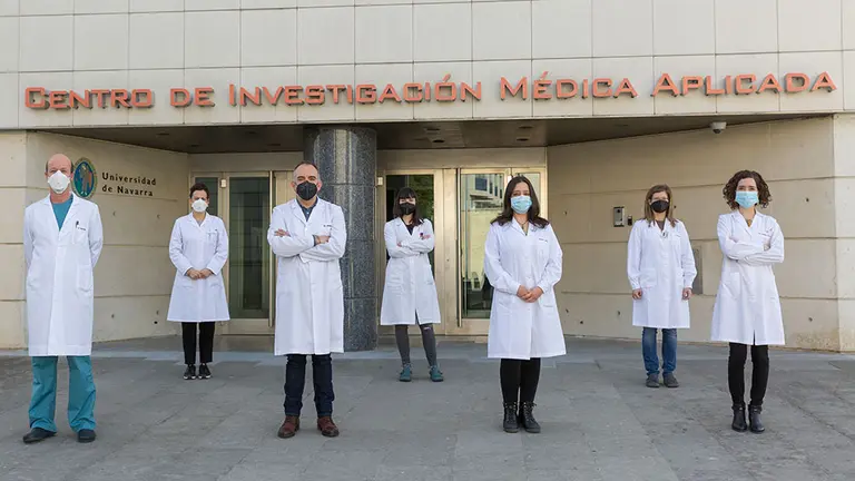 Investigadores Cima Clínica Universidad de Navarra. De derecha a izquierda: Felipe Prósper y Xabi Agirre junto a las primeras autoras del artículo Arantxa Carrasco-León y Teresa Ezponda y otros investigadores del Programa de Hemato-Onoclogía del Cima. CIMA