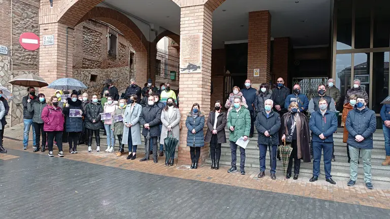 La presidenta del Gobierno de La Rioja, Concha Andreu, y la consejera de Salud, Sara Alba, han estado presentes en Quel (La Riojia) en la concentración de repulsa por la agresión machista de Azagra. GOBIERNO DE LA RIOJA