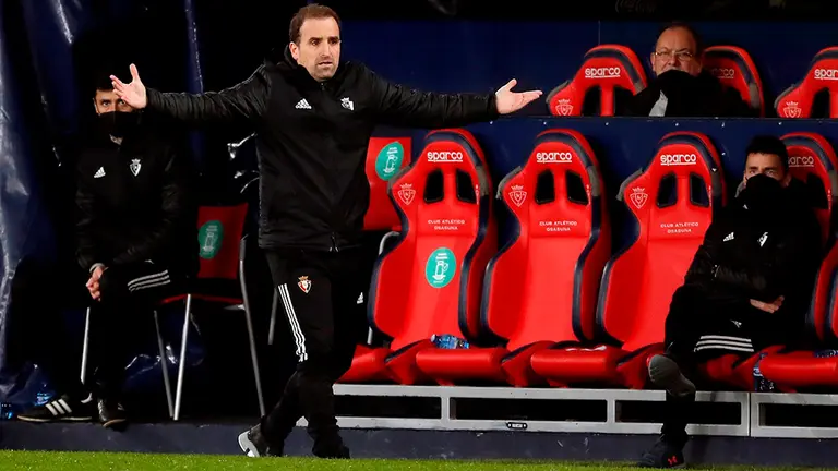 El técnico de Osasuna, Jagoba Arrasate, durante el partido de Liga de Primera División que han disputado hoy Lunes frente al Sevilla en el estadio de El Sadar, en Pamplona. EFE/Villar López