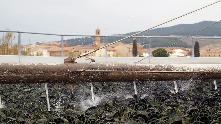 Detalle de uno de los filtros biológicos de la depuradora de Fitero con la localidad al fondo. GOBIERNO DE NAVARRA