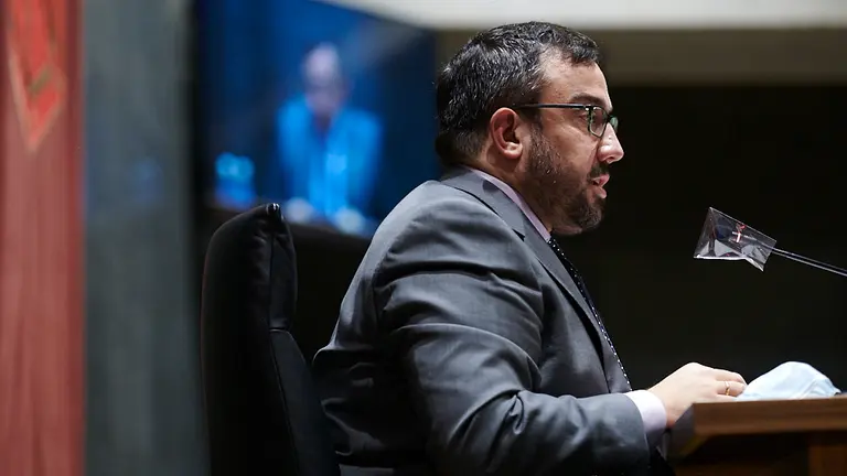 Comisión de Presidencia, Igualdad, Función Pública e Interior del Parlamento en la que comparece el consejero Javier Remírez para explicar el contenido y alcance del convenio firmado con Navarra Televisión por el que se le conceden 1,3 millones de euros. PABLO LASAOSA