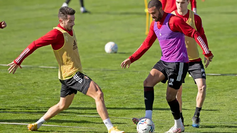 Jony presiona a Ramalho durante un ejercicio del entrenamiento en Tajonar OSASUNA