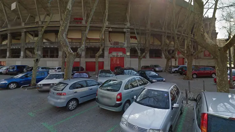Vehículos aparcados frente a la Plaza de Toros ARCHIVO