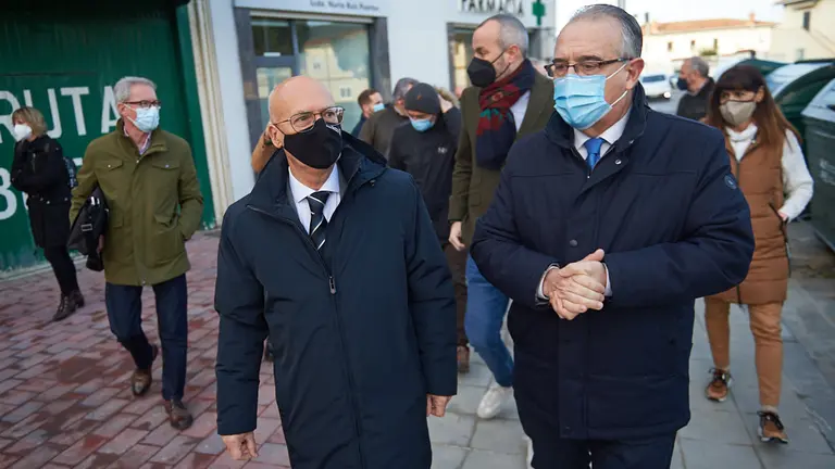 El alcalde, Enrique Maya, el consejero de Cohesi&oacute;n Territorial, Bernardo Ciriza, el presidente de la Mancomunidad de la Comarca de Pamplona, David Campi&oacute;n, y miembros de la Gerencia y Comisi&oacute;n de Urbanismo del Ayuntamiento visitan las obras de reurbanizaci&oacute;n y renovaci&oacute;n de redes de abastecimiento y saneamiento en la zona sureste de Txantrea. MIGUEL OS&Eacute;S