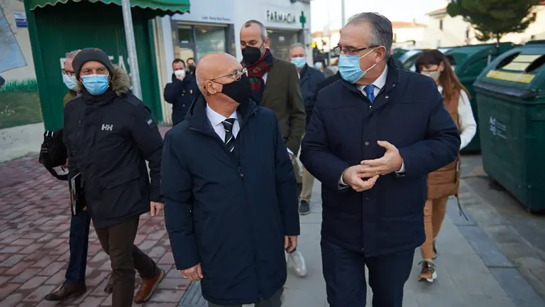 El alcalde, Enrique Maya, el consejero de Cohesión Territorial, Bernardo Ciriza, el presidente de la Mancomunidad de la Comarca de Pamplona, David Campión, y miembros de la Gerencia y Comisión de Urbanismo del Ayuntamiento visitan las obras de reurbanización y renovación de redes de abastecimiento y saneamiento en la zona sureste de Txantrea. MIGUEL OSÉS