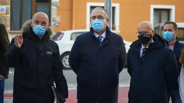 El alcalde, Enrique Maya, el consejero de Cohesión Territorial, Bernardo Ciriza, el presidente de la Mancomunidad de la Comarca de Pamplona, David Campión, y miembros de la Gerencia y Comisión de Urbanismo del Ayuntamiento visitan las obras de reurbanización y renovación de redes de abastecimiento y saneamiento en la zona sureste de Chantrea. MIGUEL OSÉS